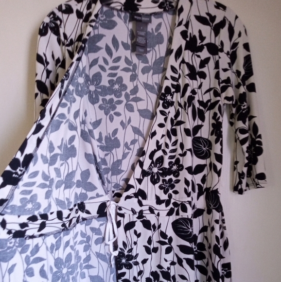 Bisou Bisou Michelle Bohbot black & white floral wrap midi dress size 4 NWOT - Picture 4 of 8